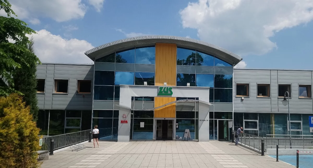 Dzisiaj ZUS informuje: Chorobowe a zdrowotne. Myle…