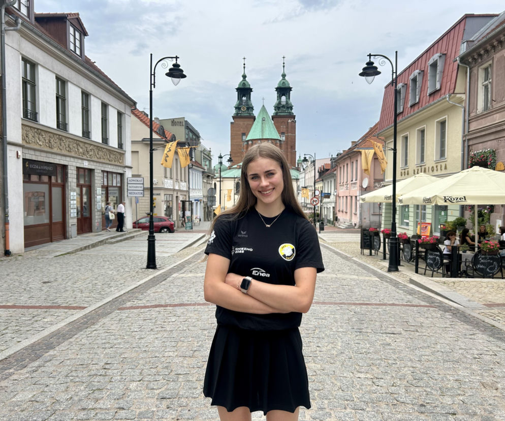 Bramkarka Natalia Maćkowiak na tle gnieźnieńskiej katedry. O transferze do Enea MKS Gniezno usłyszysz w Radioplus.