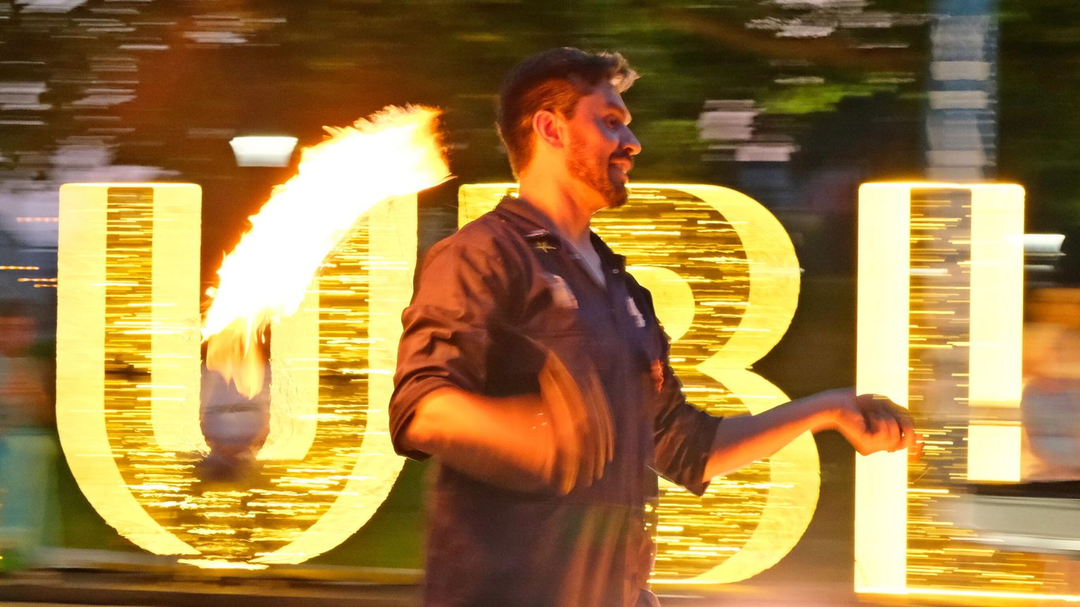Fireshow rozświetlił Plac Litewski. Sztukmistrze ciągle bawią publiczność