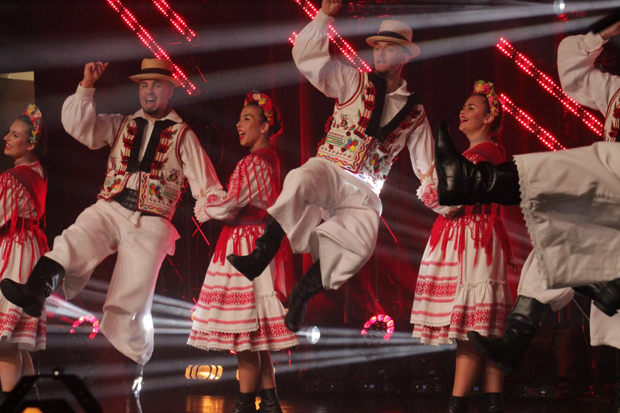 Folklor już rozbrzmiewa w Myślenicach! Tłumy na koncercie i potańcowce