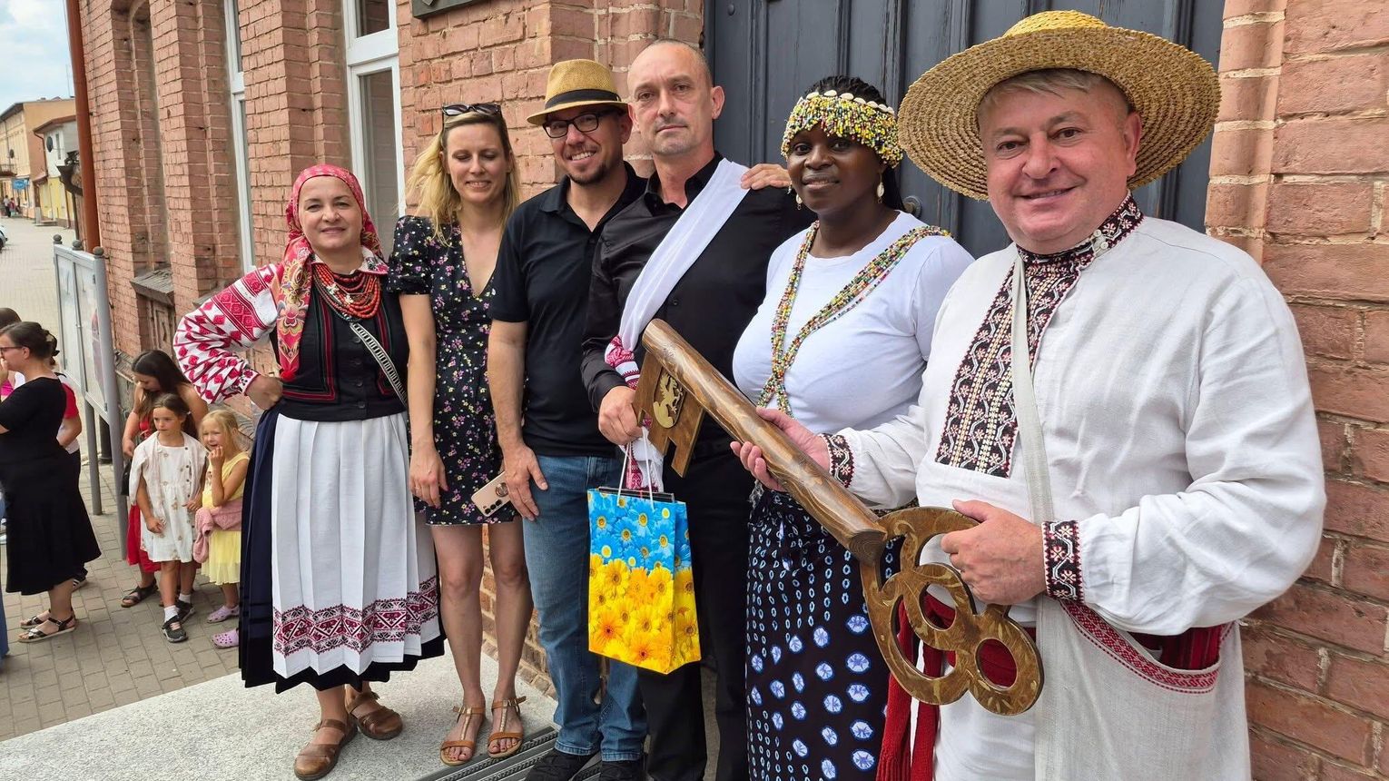 Folklor z całego świata zawitał do Okonka. Miasto tętniło muzyką, tańcem i kolorami