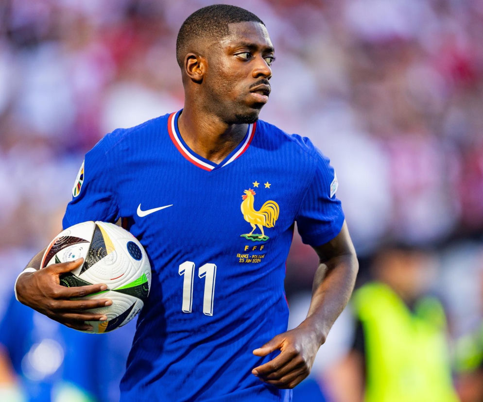 Ousmane Dembele w niebieskiej koszulce z numerem 11 trzyma piłkę pod pachą. O meczu Francja-Maroko przeczytasz w Eska.