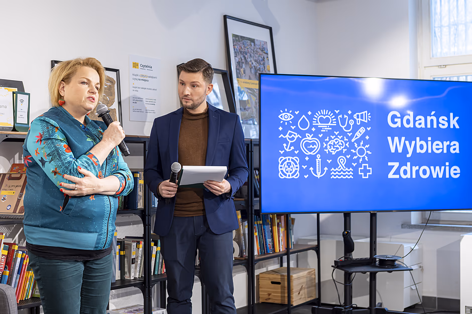Gdańsk Wybiera Zdrowie - Katarzyna Bosacka mówi przez mikrofon. Obok niej stoi męczyzna.