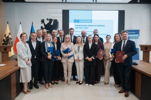 Podpisanie umowy na budowę dwóch Rodzinnych Domów Dziecka na Babich Dołach, fot. Łukasz Tokarczyk / Biuro Prasowe UMWP