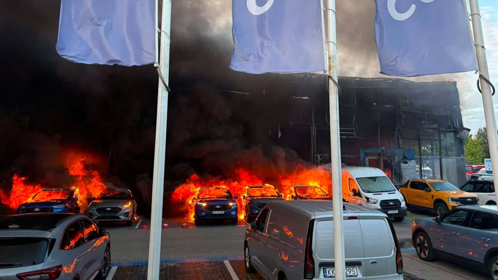 Gęsty dym widać z całej Warszawy. Gigantyczny pożar warsztatu i salonu samochodowego. W akcji 45 zastępów straży pożarnej