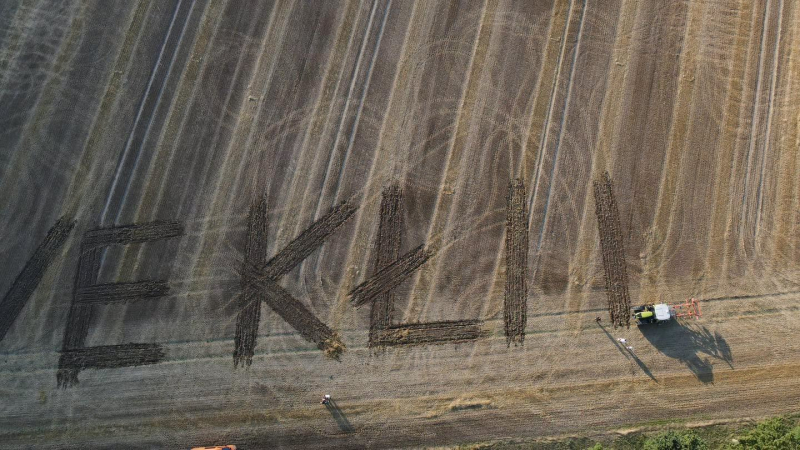 3/5 Ogromny napis na polu w Różankach