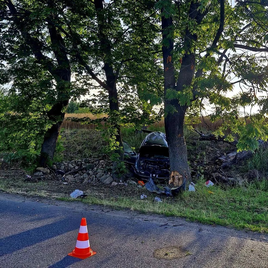 GMINA ZĄBKOWICE ŚLĄSKIE. Groźny wypadek podczas wyprzedzania. 22-latek trafił do szpitala śmigłowcem LPR