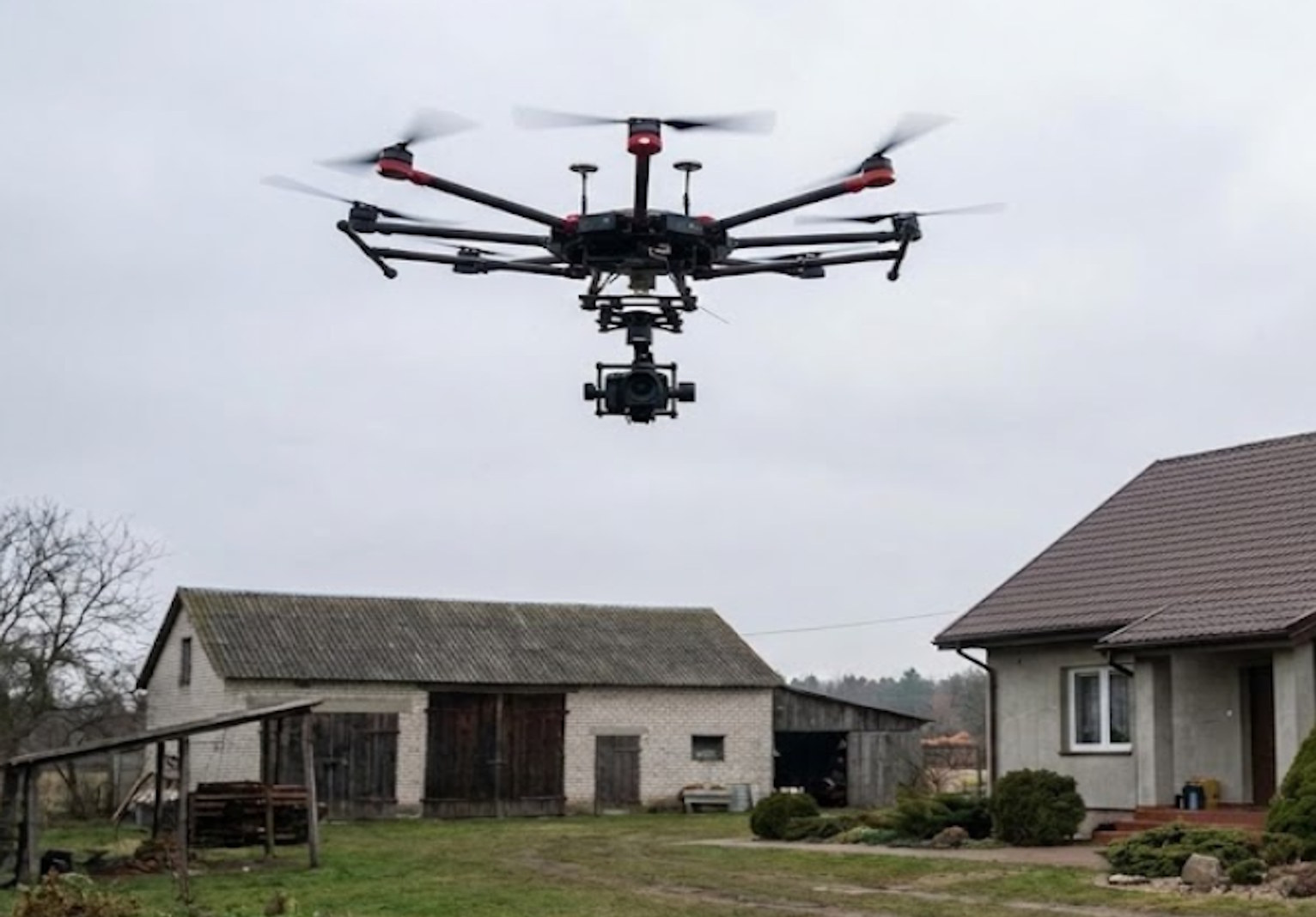 Dron skanuje działkę.