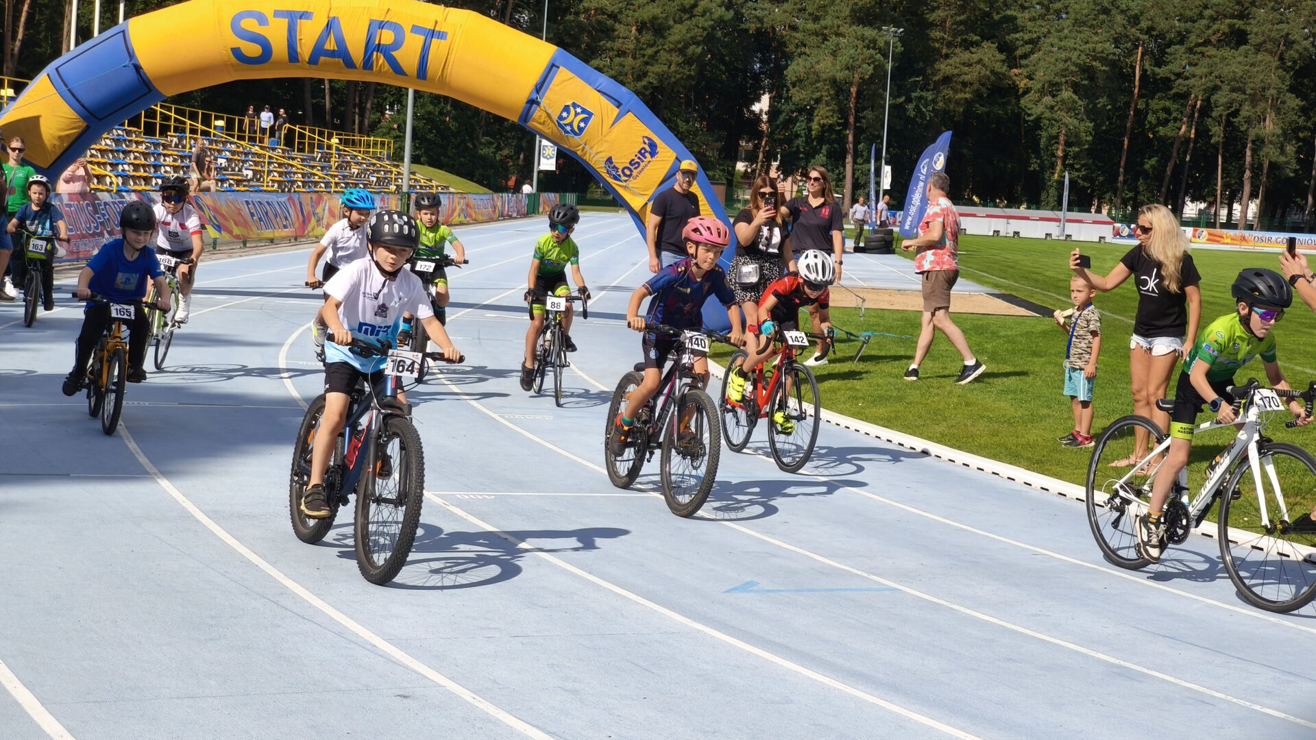 Goleniów Tour Junior przed zawodowcami. Zabawa na dwóch kółkach dzieci i młodzieży