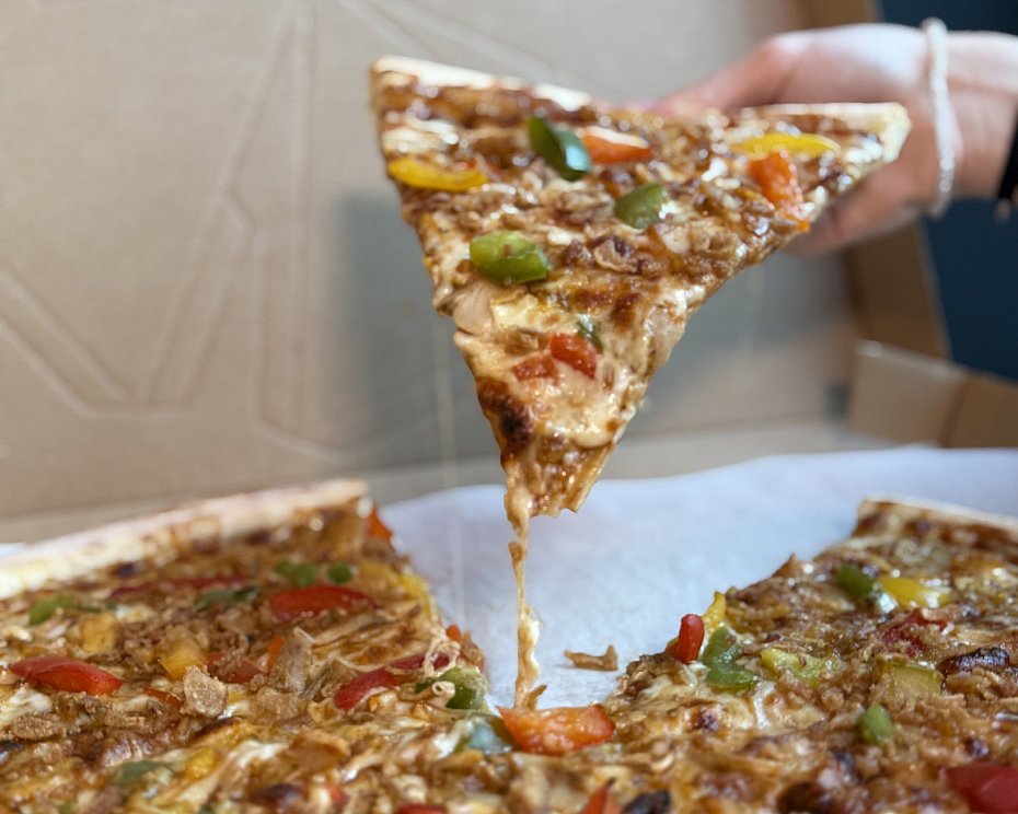 Gorący Trójkąt - pizzeria Warszawa, gdzie królują gigantyczne kawałki pizzy od ręki!