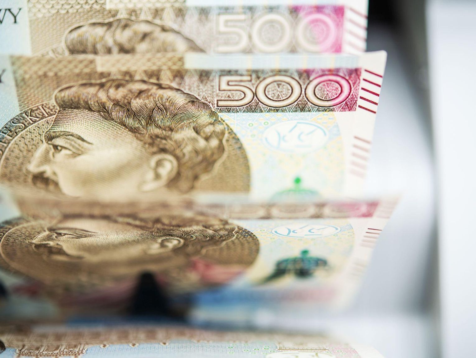 Gotówka w odwrocie. Seniorzy idą w ubankowienie