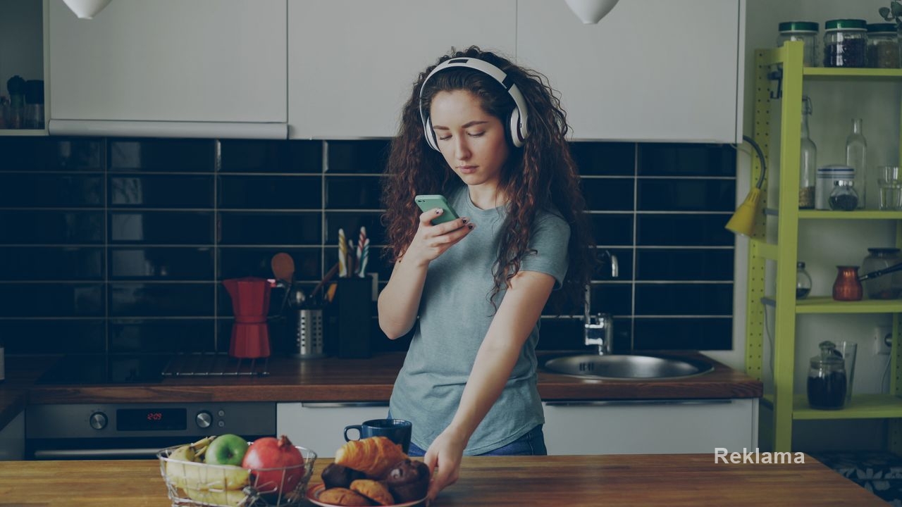 Gotujesz obiad lub relaksujesz się w sypialni bez telewizora? Sprawdź, jak wygodnie oglądać stacje na żywo na smartfonie lub tablecie