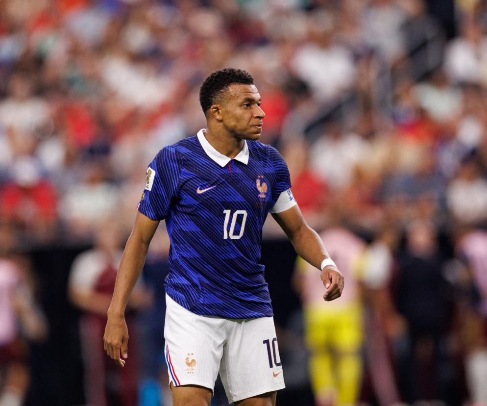Kylian Mbappe w stroju reprezentacji Francji na boisku. O jego nowym rekordzie goli przeczytasz na Radioplus.