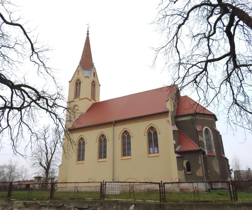 Zabytkowy kościół w Lubiechowie z wieżą i czerwoną dachówką. O dotacjach na remont przeczytasz na Radioplus.
