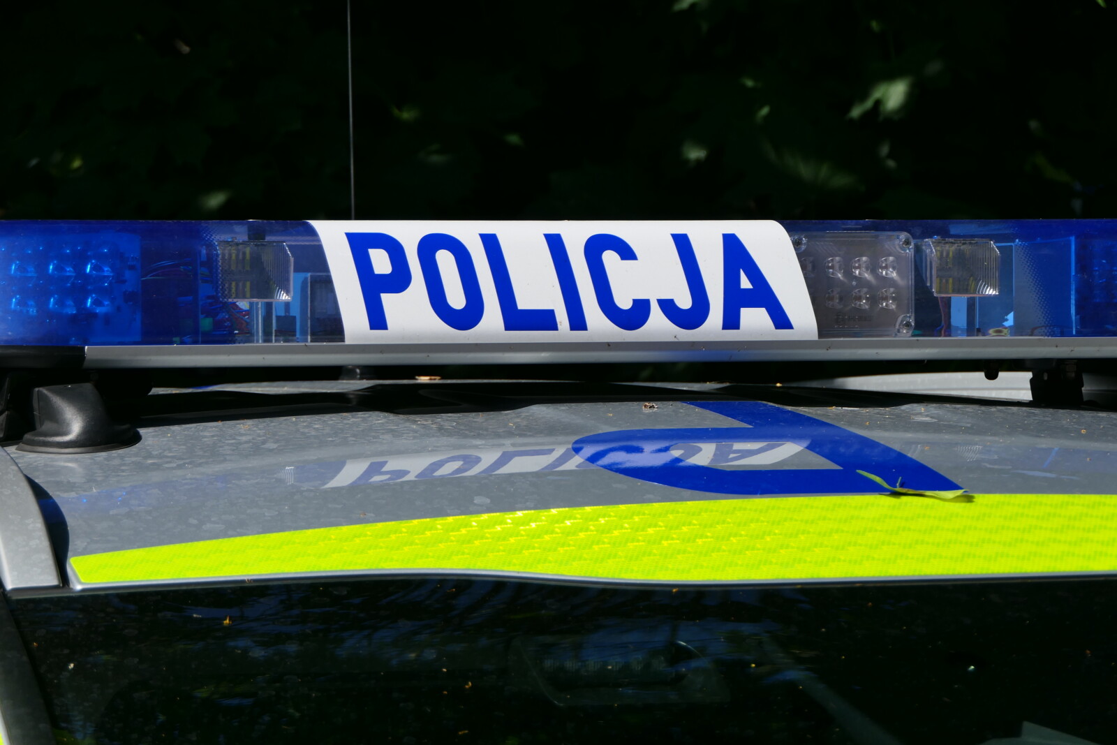 Groził bliskim śmiercią, zniszczył ich domek! Policjanci z Żor zatrzymali 69-latka. Mężczyźnie grozi teraz więzienie