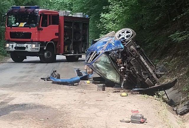 Groźne dachowanie na trasie Podhorce–Pawłówka. 44-latek w ciężkim stanie