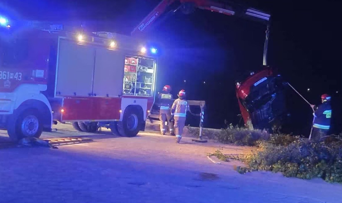 Groźne zdarzenie na Mazowszu. Młoda kobieta wjechała samochodem do Wisły
