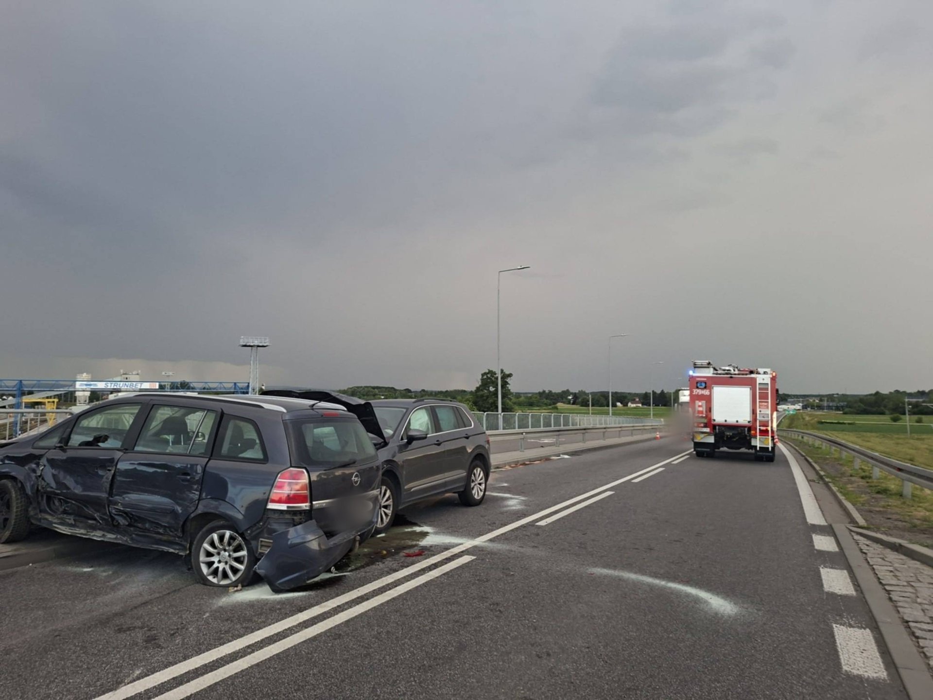 Groźne zdarzenie na moście w Ostrowie z udziałem samochodów osobowych