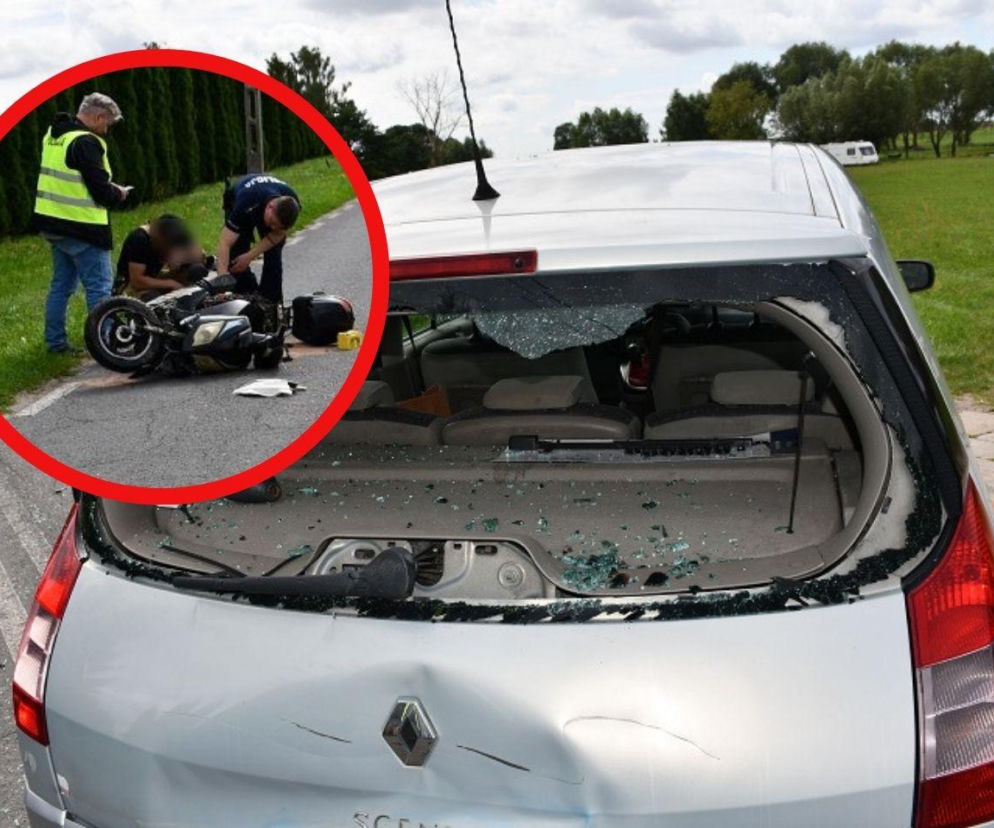 Srebrne renault z rozbitą szybą. Na miniaturze obok policjanci przy leżącym skuterze. Czytaj na Eska Trójmiasto.