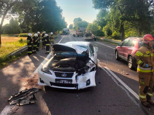 Groźne zderzenie na DK17. Lexus uderzył w przyczepę ciągnika rolniczego