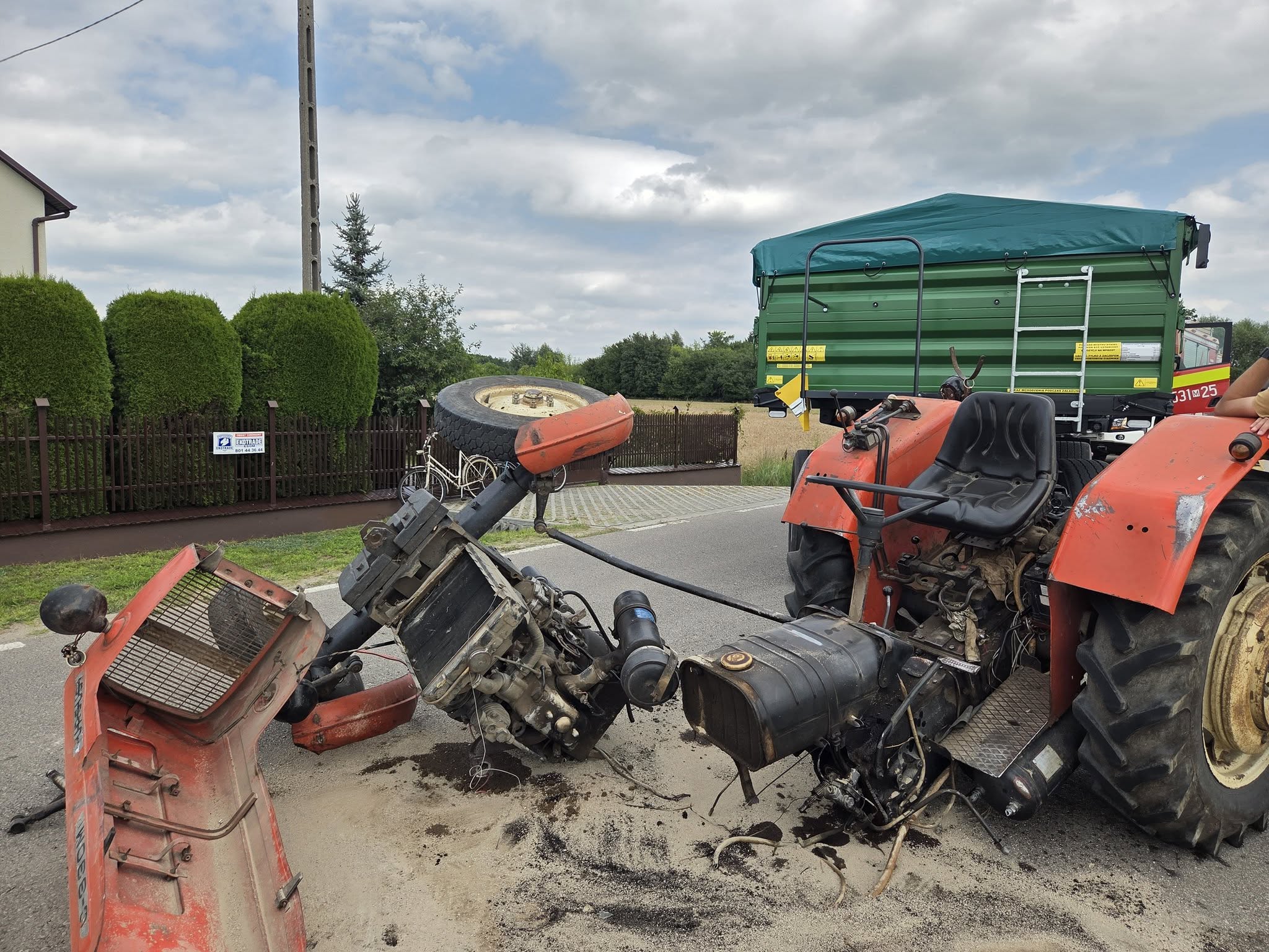 Groźne zderzenie w Kosewie. Ciągnik rozpadł się na części, jedna osoba trafiła do szpitala