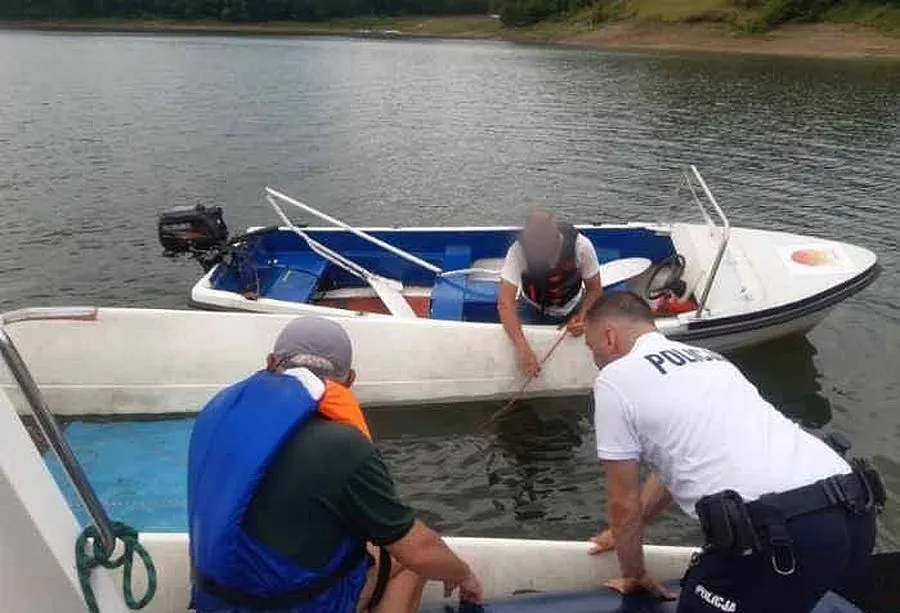 Groźny szkwał na Jeziorze Mucharskim. Katamaran wywrócony, sternik w wodzie
