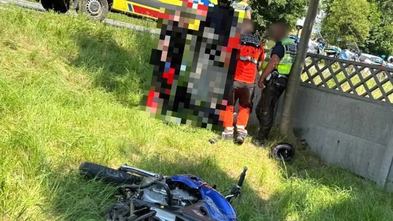 Groźny wypadek motocyklisty na DK5. Uderzył w auto, potem w betonowe ogrodzenie