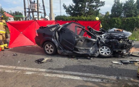Groźny wypadek na DK10 w Dzierzążni. 20-latek trafił do szpitala śmigłowcem LPR