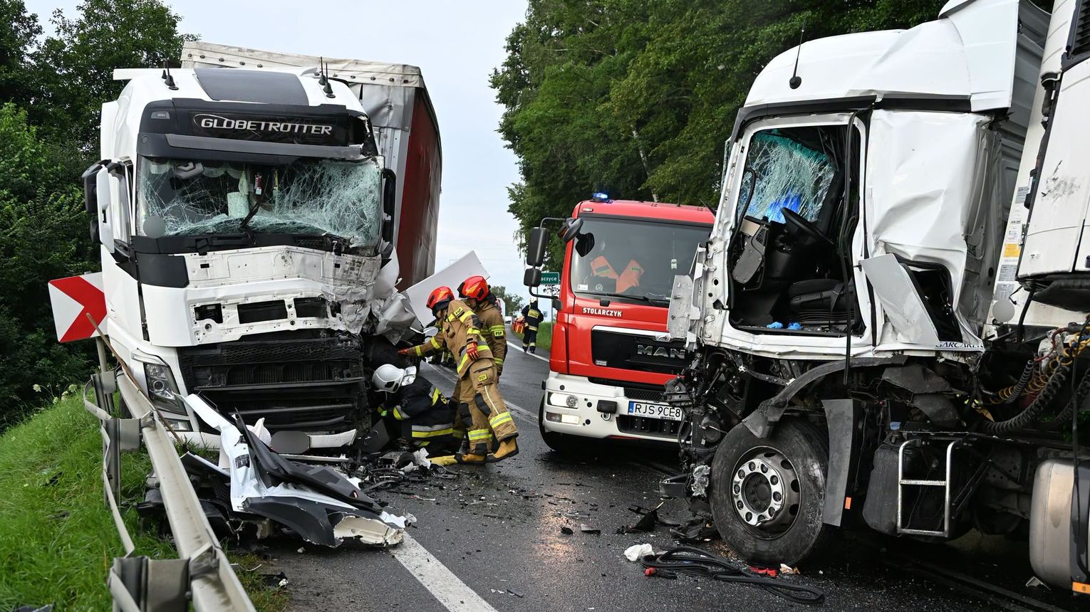 Groźny wypadek na DK73 między Kołaczycami a Krajowicami. Zderzyły się trzy ciężarówki