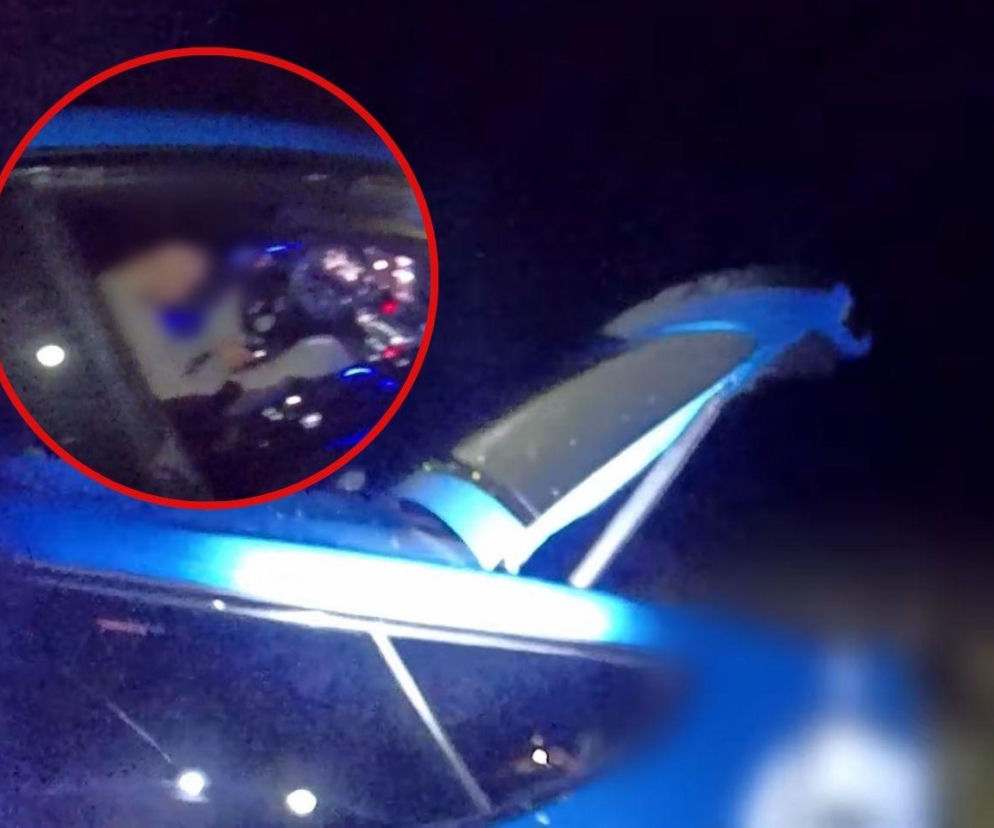 Rozbite niebieskie Audi w nocy. Na miniaturze w czerwonym kółku nieprzytomny kierowca. Szczegóły w Eska Trójmiasto.