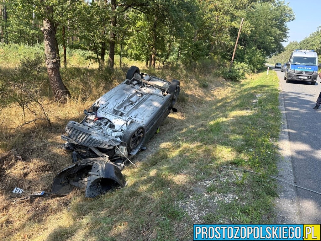 Groźny wypadek w Dobrzeniu Wielkim. Jedno z aut dachowało w rowie