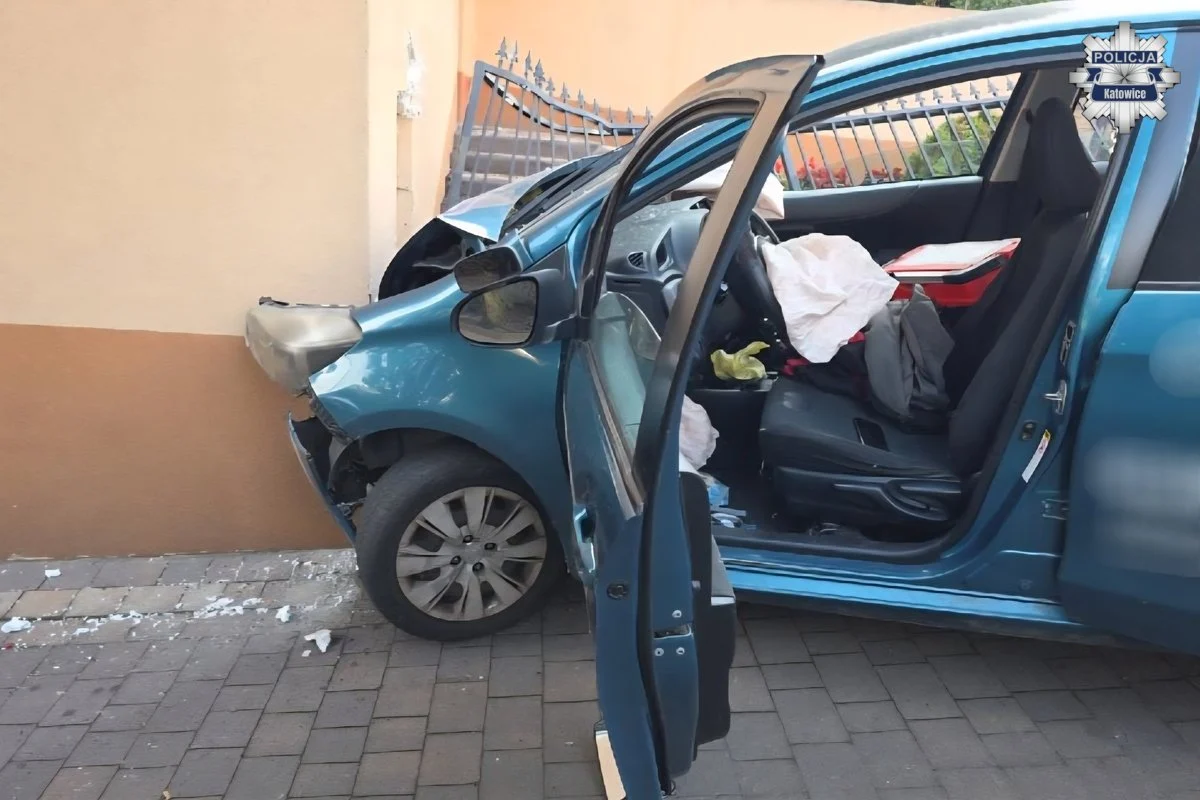 Groźny wypadek w Katowicach. Samochód uderzył w budynek mieszkalny