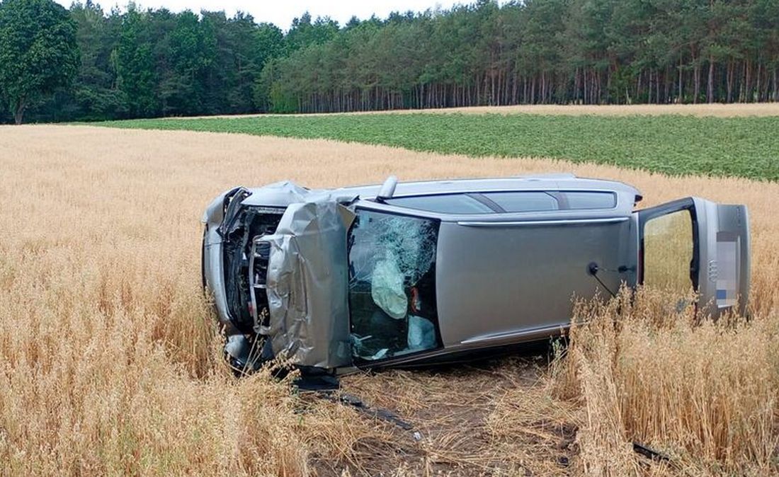 Groźny wypadek w Krasewie. Dwa samochody wypadły z drogi, poszkodowani trafili do szpitala