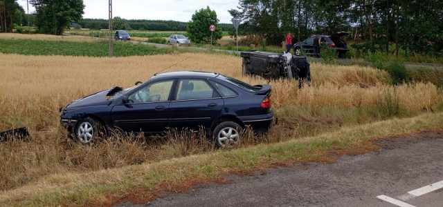 Groźny wypadek w Krasewie. Dwa samochody wypadły z drogi, poszkodowani trafili do szpitala