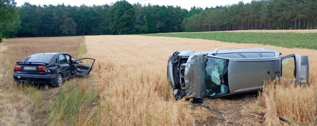 Groźny wypadek w Krasewie. Dwa samochody wypadły z drogi, poszkodowani trafili do szpitala