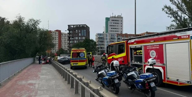 Groźny wypadek w Warszawie. Wybuchła opona osobówki, trzy osoby ranne