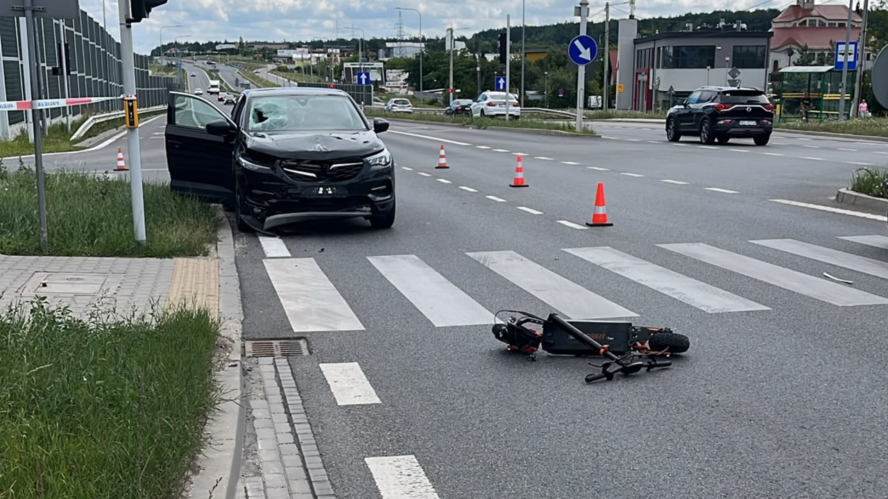 Groźny wypadek z udziałem hulajnogi. Mężczyzna wjechał „na czerwonym” 20