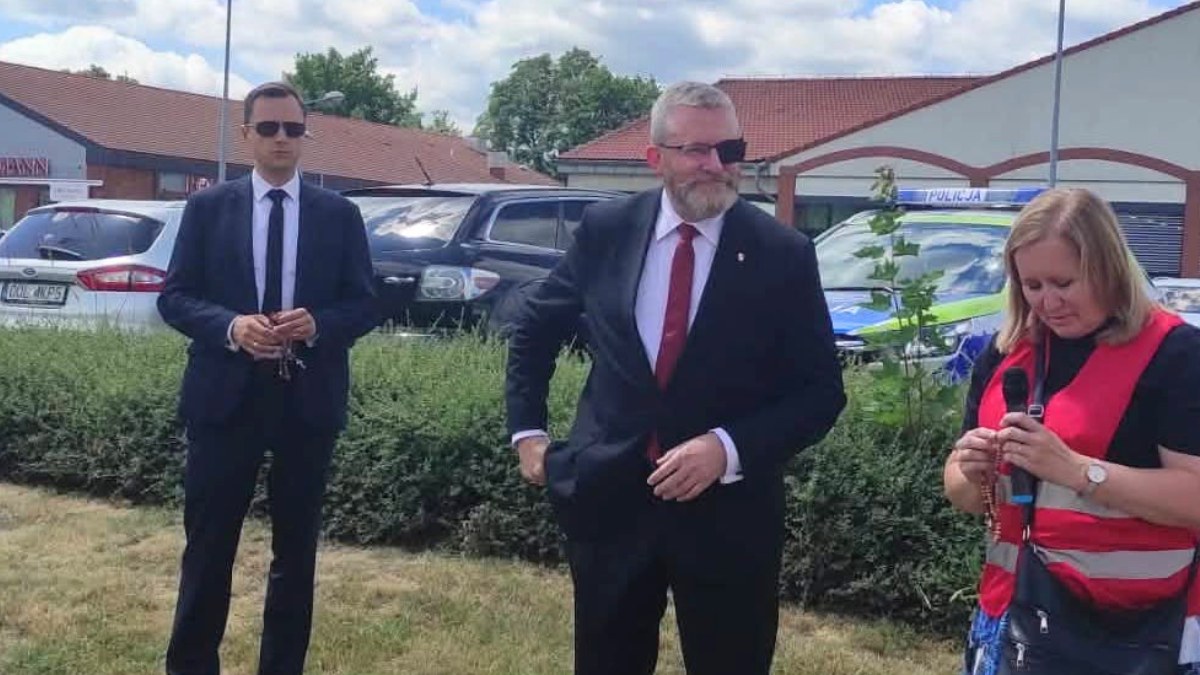 Grzegorz Braun niespodziewanie pojawił się w Lublińcu. Poparł publiczny różaniec