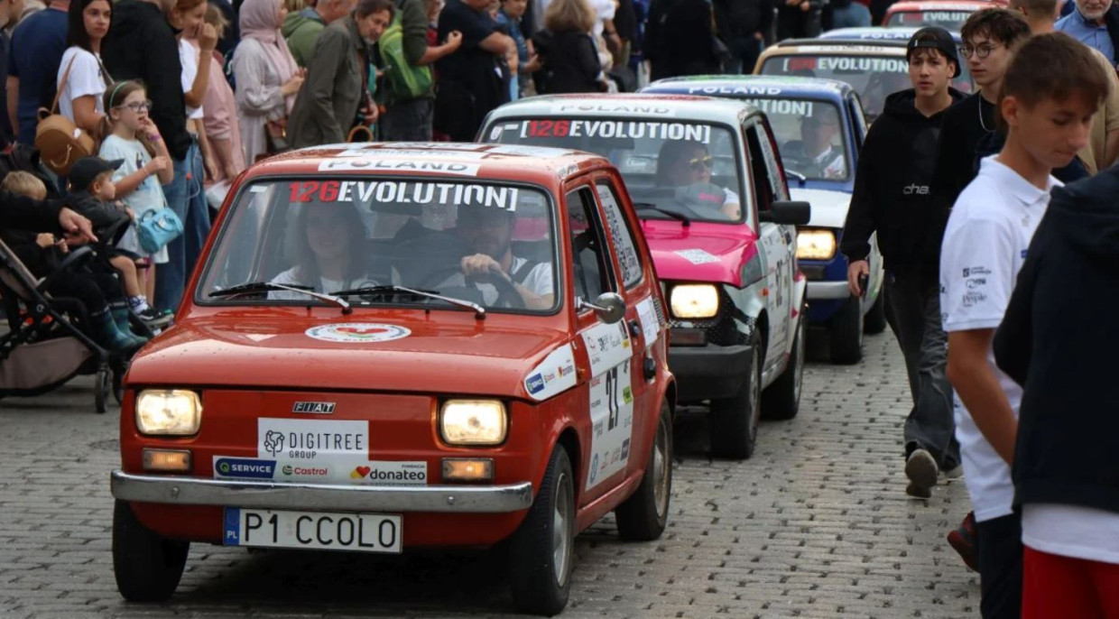 Gwiazdy motorsportu, twórcy internetowi i kultowe maluchy. Wielki finał w Krakowie