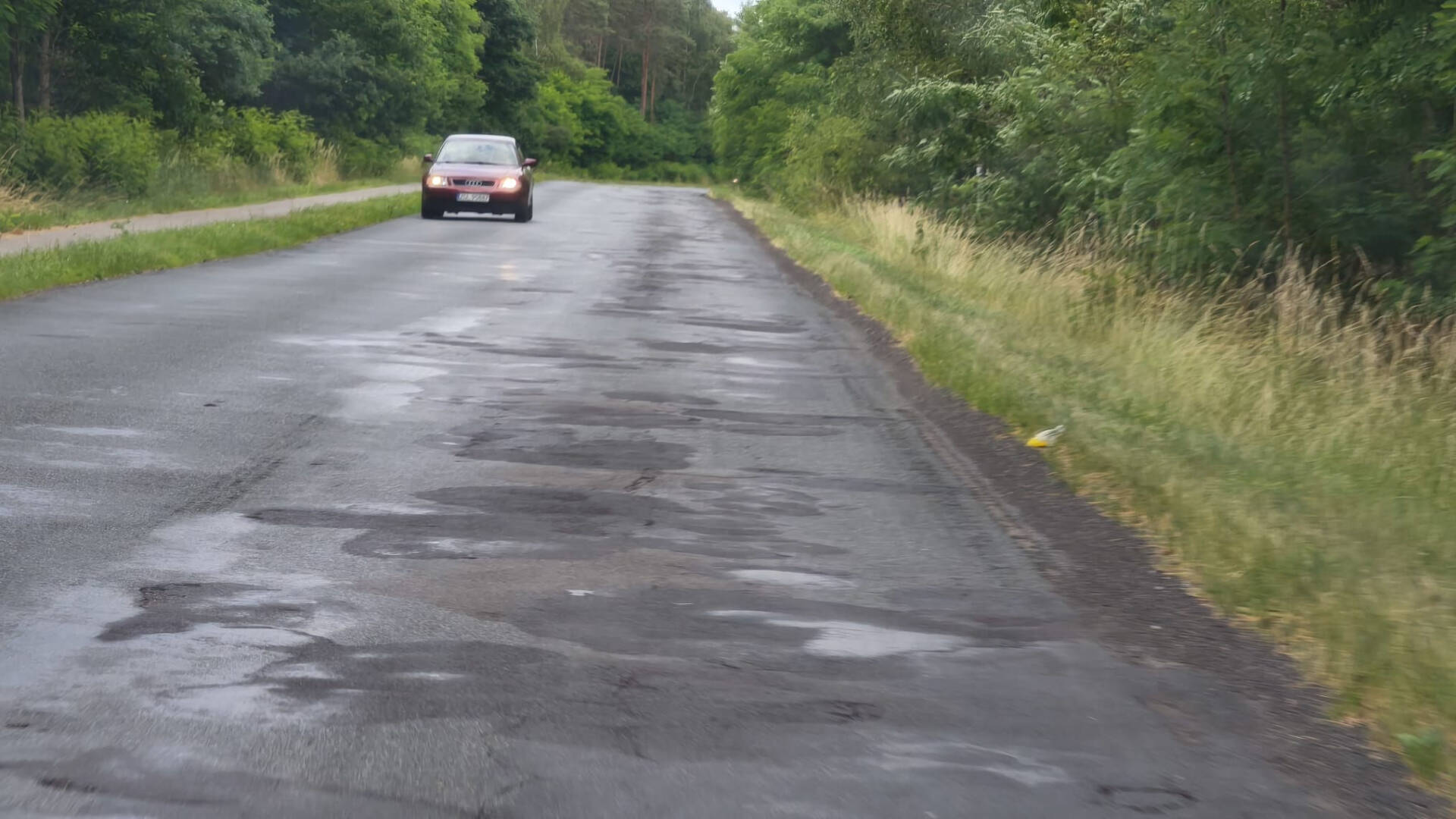 Gwiazdy na scenie, marina, plaża, Tour de Pologne i coraz większy ruch. A droga Goleniów – Lubczyna wygląda koszmarnie