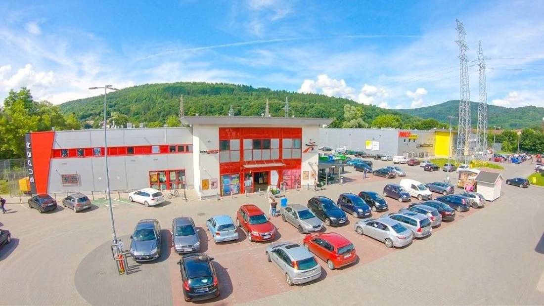 Historyczna transakcja w Suchej Beskidzkiej. Gmina nabyła teren, na którym działają Intermarché i Bricomarché. Czytaj więcej