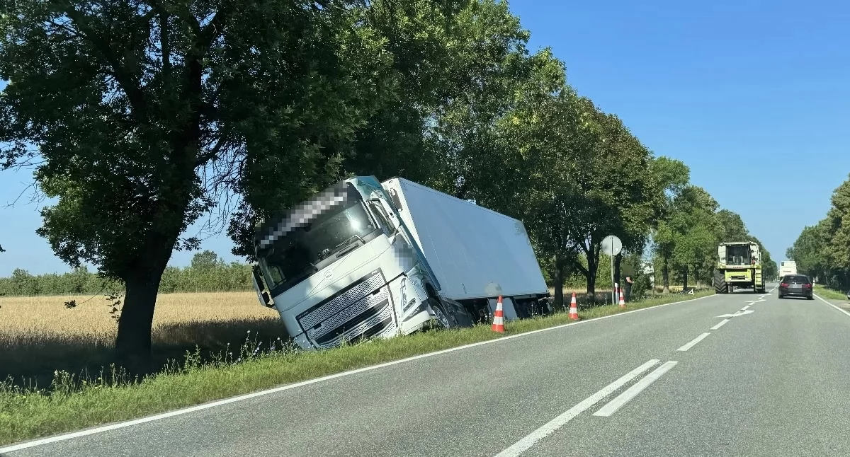 HORROR NAD RANEM! Kierowca z powiatu łukowskiego zasnął za kółkiem i wpadł tirem do rowu! 1