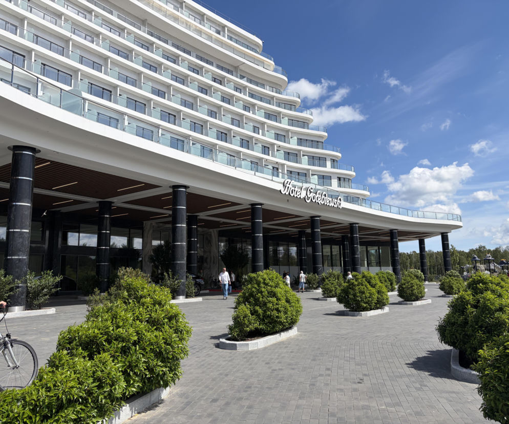 Nowoczesna bryła hotelu Gołębiewski w Pobierowie pod błękitnym niebem. O otwarciu basenów przeczytasz na SE Szczecin.
