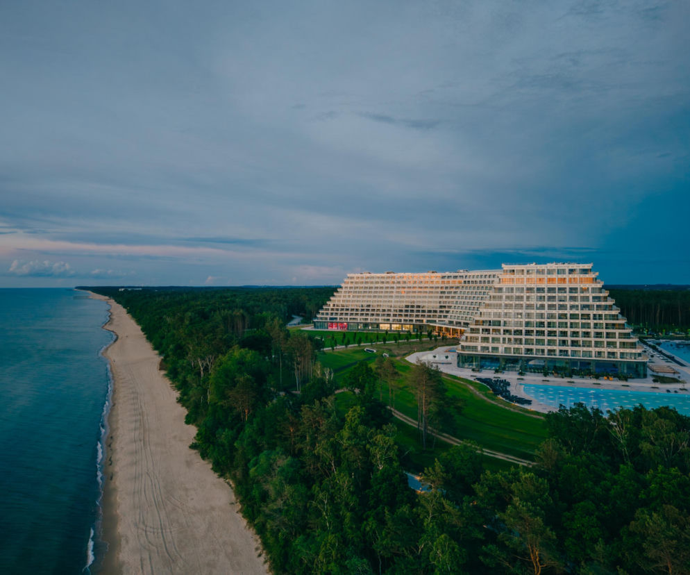 Widok z lotu ptaka na Hotel Gołębiewski w Pobierowie nad samym morzem. O otwarciu basenów pisze Eska Szczecin.