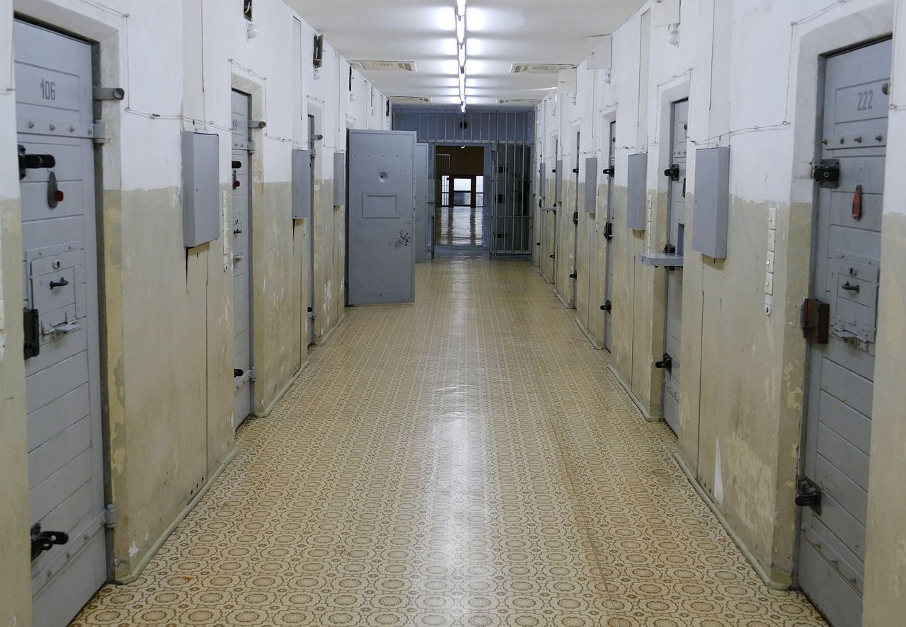 Ignorował zakazy policji i dalej terroryzował rodzinę. Recydywista aresztowany