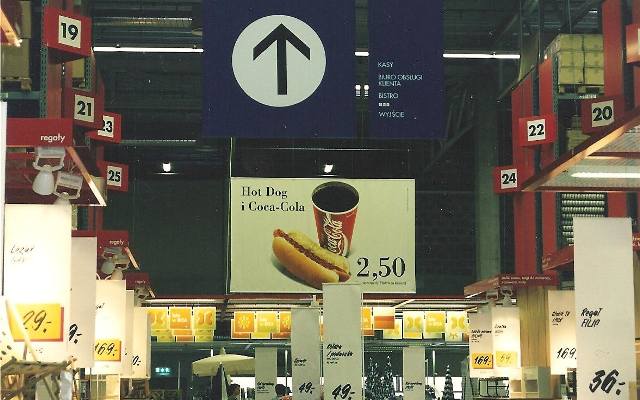 IKEA w Krakowie. To był pierwszy taki sklep w Polsce. 28 lat temu na otwarciu pojawiły się prawdziwe tłumy