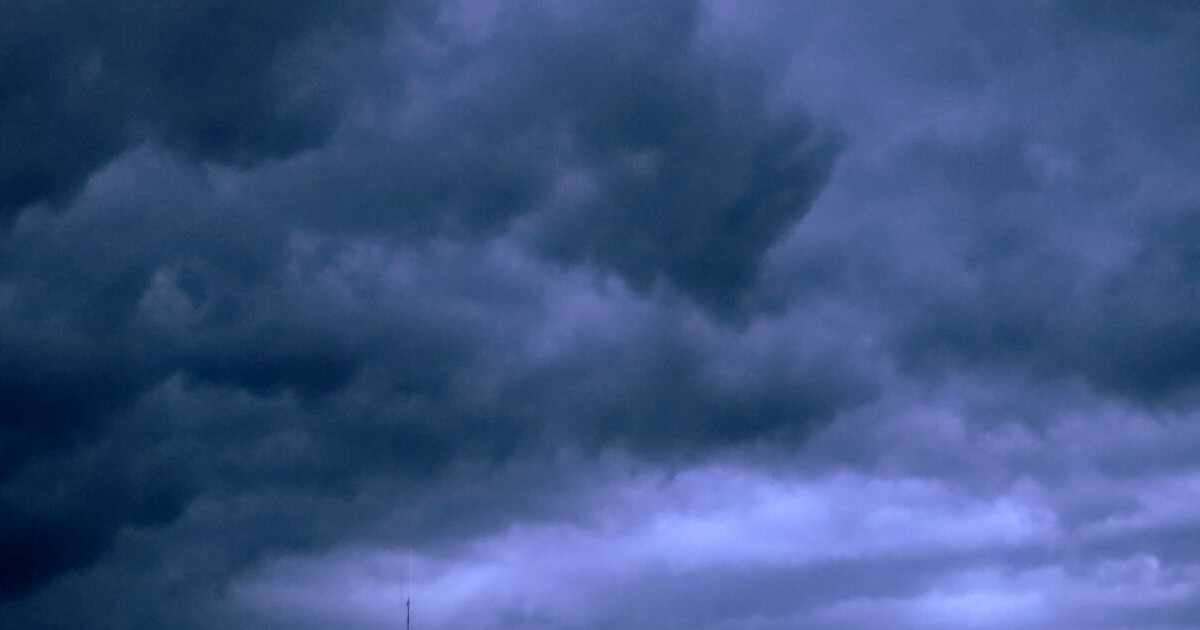 IMGW ostrzega: Potężne burze, grad i wiatr do 115 km/h