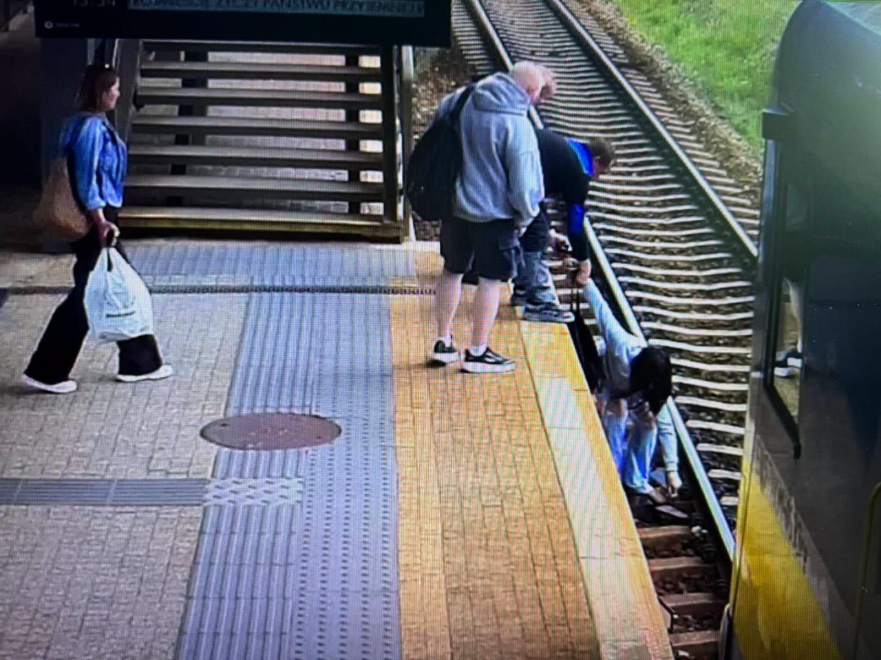 Incydent na stacji Dramat na peronie. Kobieta runęła prosto na tory