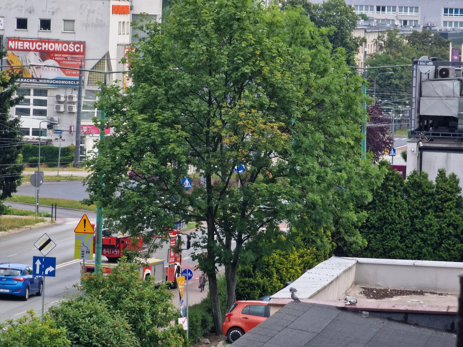 Interwencja służb w hotelu przy al. Jana Pawła II. Na miejscu m.in. strażacy, policja i negocjator