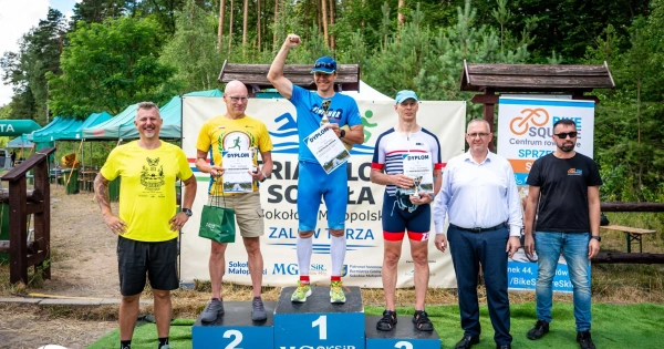 Jacek Garbacik na podium IX Triathlonu Sokoła